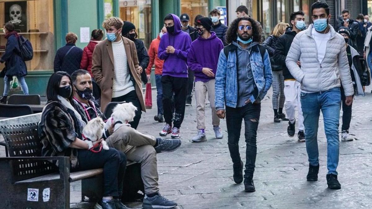 Gente paseando en la calle Garibaldi de Turín, este viernes.