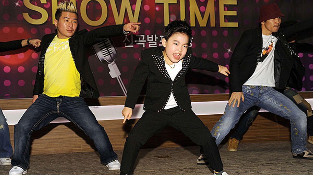 Min-woo des que va gravar l’èxit Gangnam Style, té nom artístic, ’Little Psy’, i aquests dies llançarà a iTunes la seva primera cançó de pop coreà
