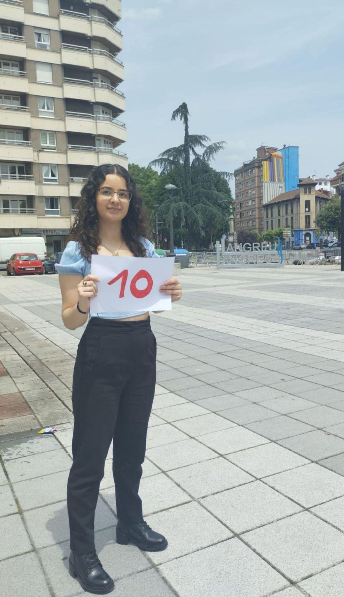 Jimena López, posando para LA NUEVA ESPAÑA en La Felguera, y con el fiscal decano de Langreo, Fernando Laserna, durante su visita en marzo a los Juzgados. | M. Á. G.