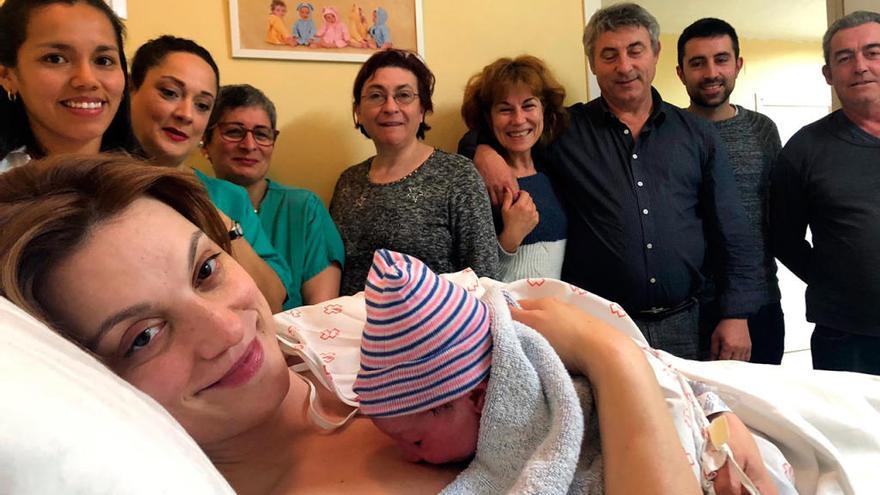 Daniel, primer bebé de 2019 en Ourense, en brazos de su madre // FARO