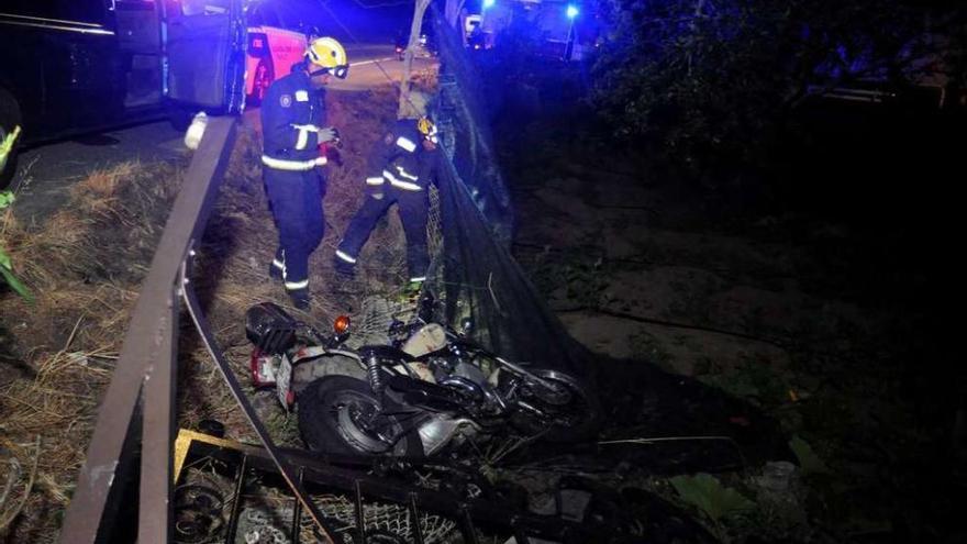 La moto quedó atrapada entre los restos de la alambrada. // Iñaki Abella