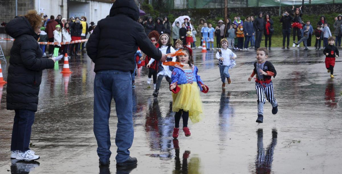 Una de las carreras de ayer de los más pequeños de Campañó. | GUSTAVO SANTOS