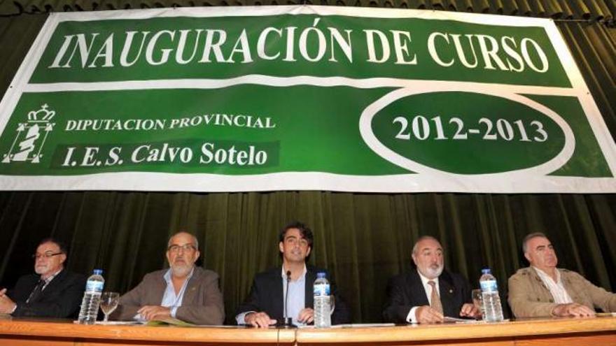 Diego Calvo (en el centro) con el director del Muncyt y parte del equipo del IES Calvo Sotelo. / l. o.