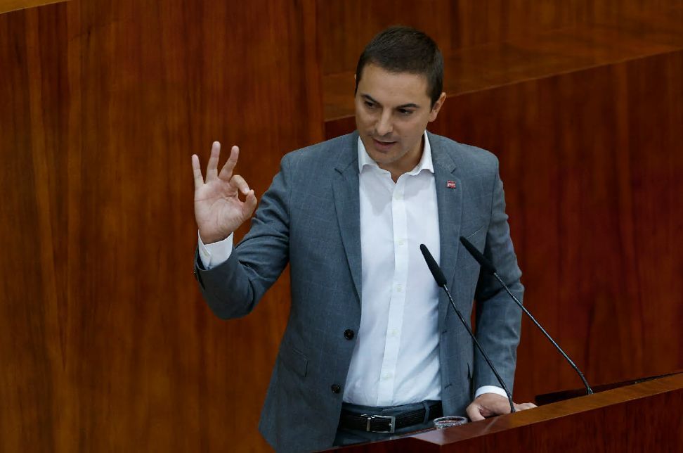 Juan Lobato, durante un debate en la Asamblea de Madrid.