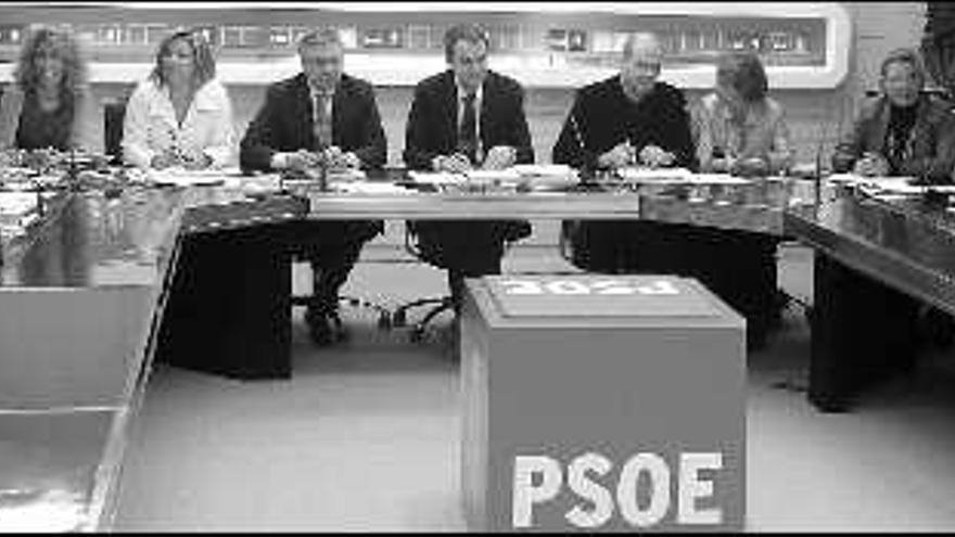 Vista general de la reunión de la Ejecutiva Federal del PSOE que analizó ayer los resultados de los comicios generales del domingo, presidida por el presidente del Gobierno y secretario general del PSOE, José Luis Rodríguez Zapatero (c), junto a José Blanco (i) y Manuel Chaves (d)