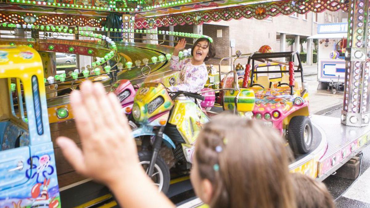 Una niña disfruta de las fiestas en el ferial de Versalles. | María Fuentes