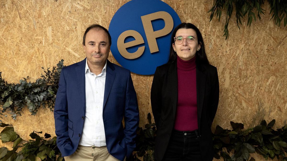 Sergio Pérez, nuevo subdirector de EL PERIÓDICO, y Raquel Machí, nueva jefa de Deportes.