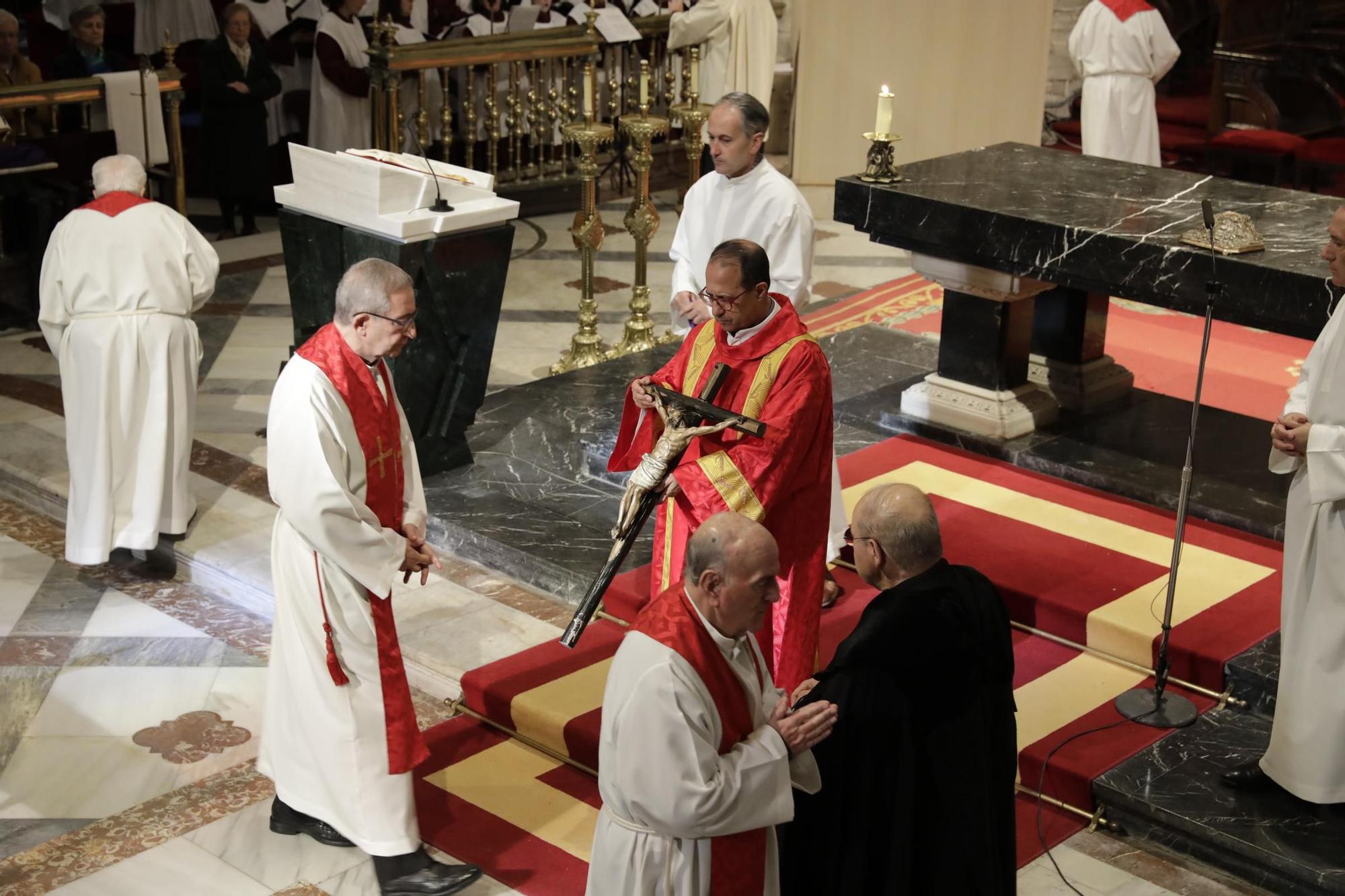 La procesión intergeneracional del Santo Entierro emociona Oviedo