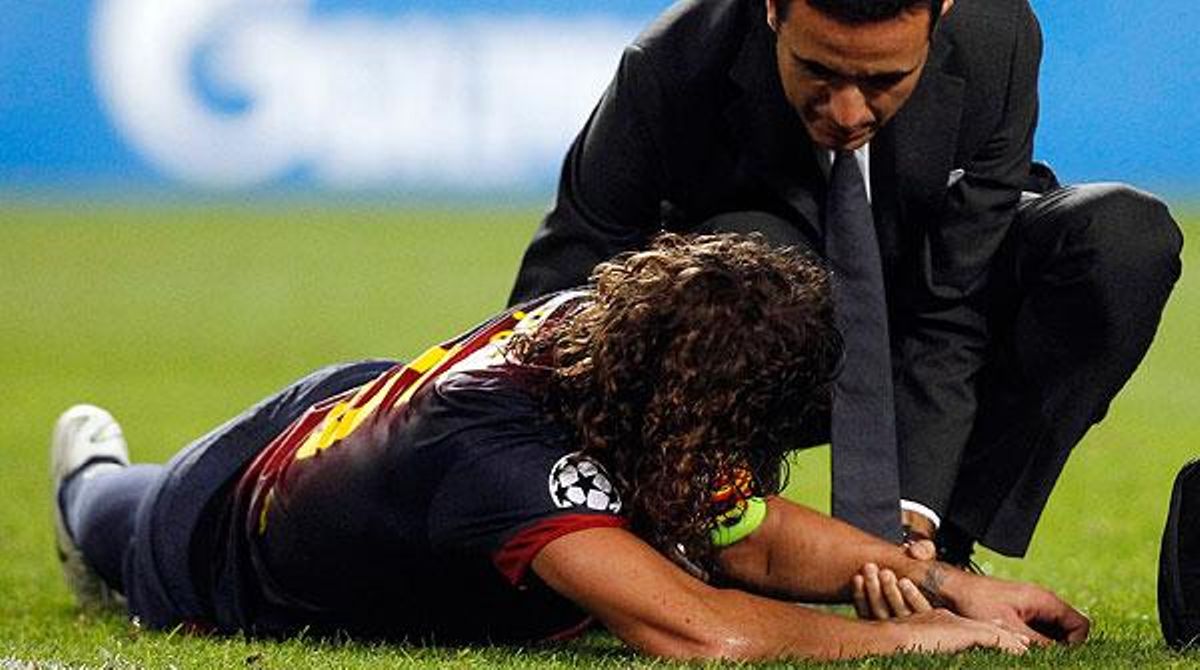 Moment en què Puyol es luxa el colze en el partit contra el Benfica.