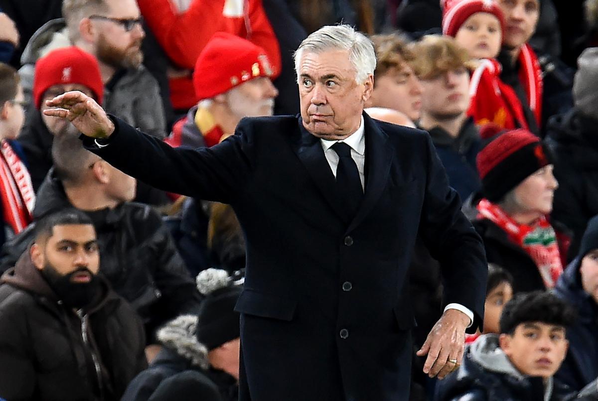Ancelotti da órdenes ante el Liverpool