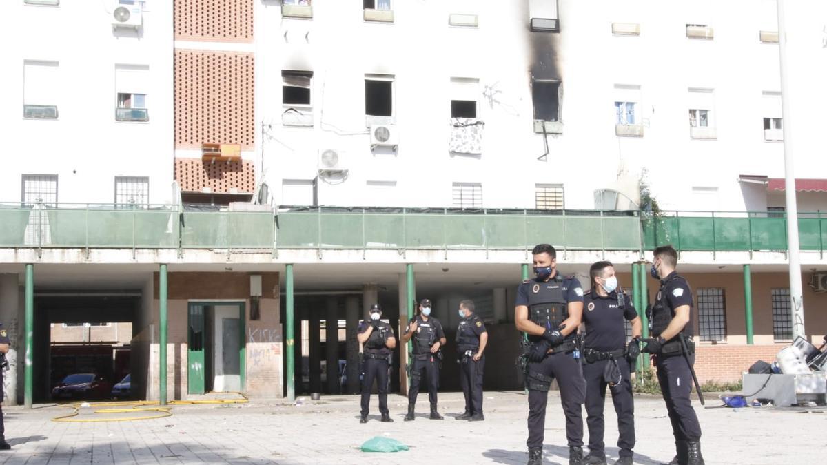 Vista de la ventana de la vivienda siniestrada, ante varios agentes de la Policía.