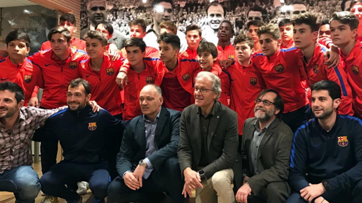 El Cadete B del FC Barcelona visitó la sede de la Agrupación Barça Jugadores (ABJ) el pasado sábado 25 de marzo