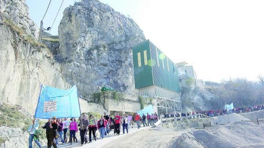 Manifestación de los vecinos de Pelúgano frente a la cantera El Reguerón y Peña Castro.