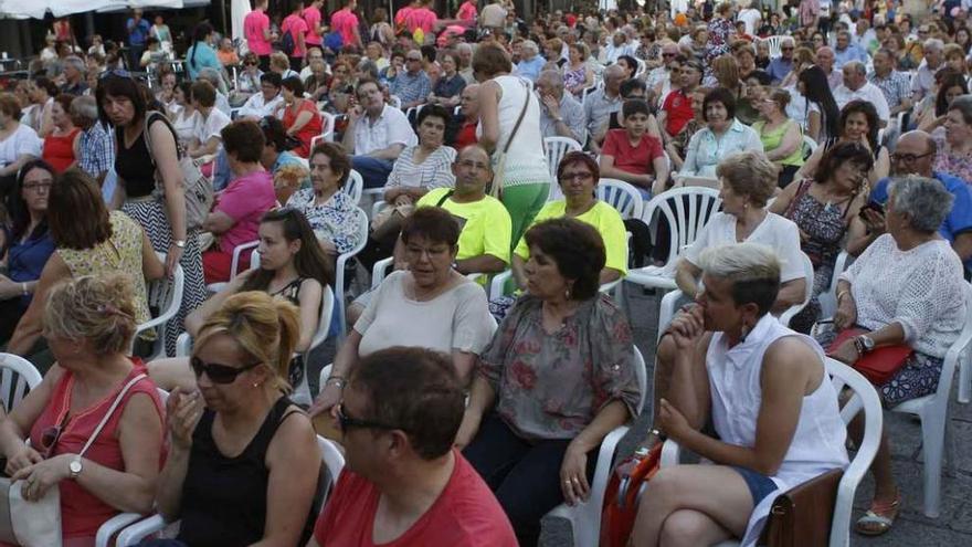 Las canciones de toda la vida deleitan en la Plaza Mayor