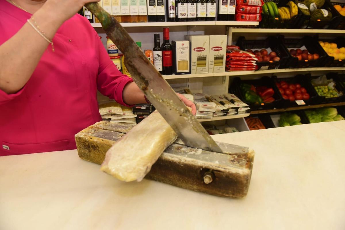El cortador de bacalao de El Riojano, una de las reliquias de esta tienda de alimentación centenaria.
