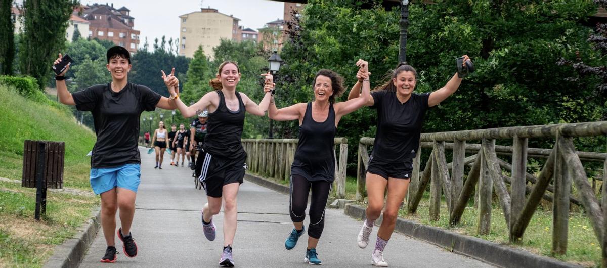 De izquierda a derecha, Iris González, Lucía Fernández, Almudena García y Alejandra Manjarín, en el Parque de Invierno de Oviedo. | LNE