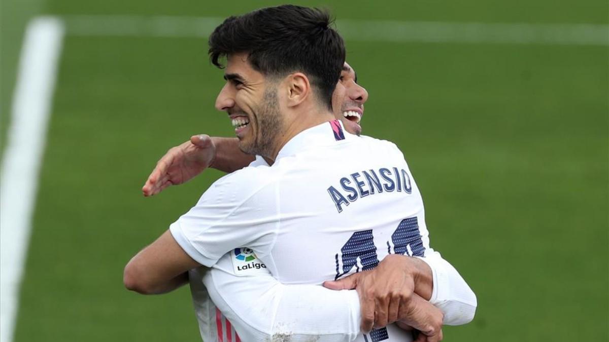 Asensio celebrando su gol contra el Eibar con Casemiro