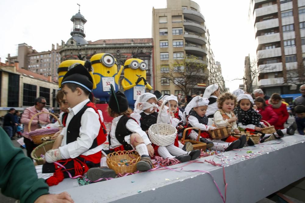 Desfile de carrozas el Lunes de Pascua en Avilés