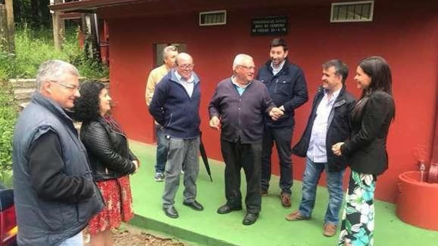 Dirigentes municipales y directiva de la Comunidad de Aguas durante una visita al depósito objeto de las obras. // D. P.