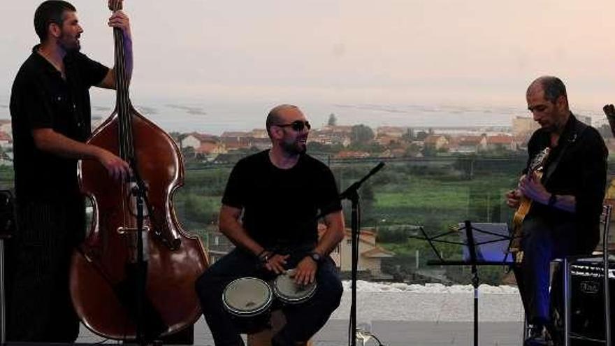 Concierto de Monkillo en la terraza de Martín Códax, este verano. // IA