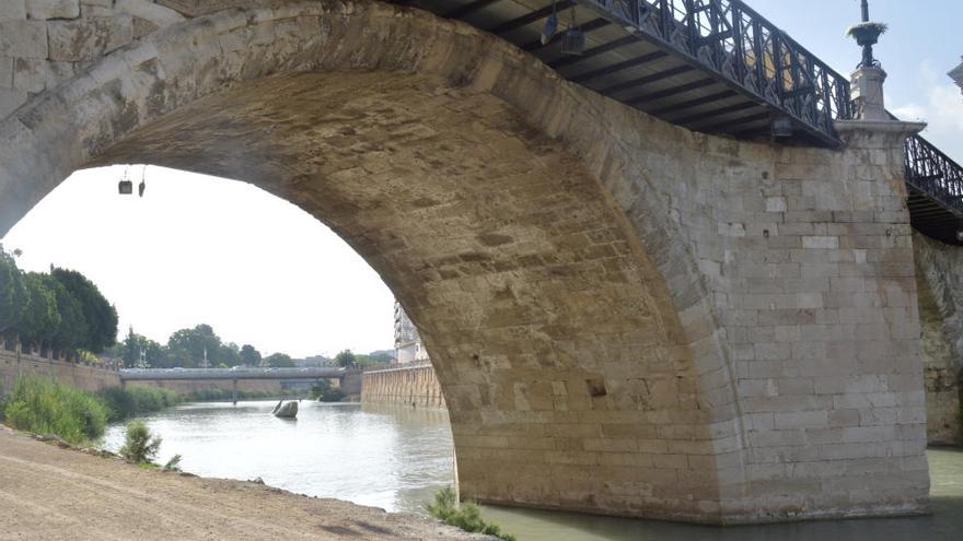 La recuperación del río revela una inscripción en el Puente Viejo