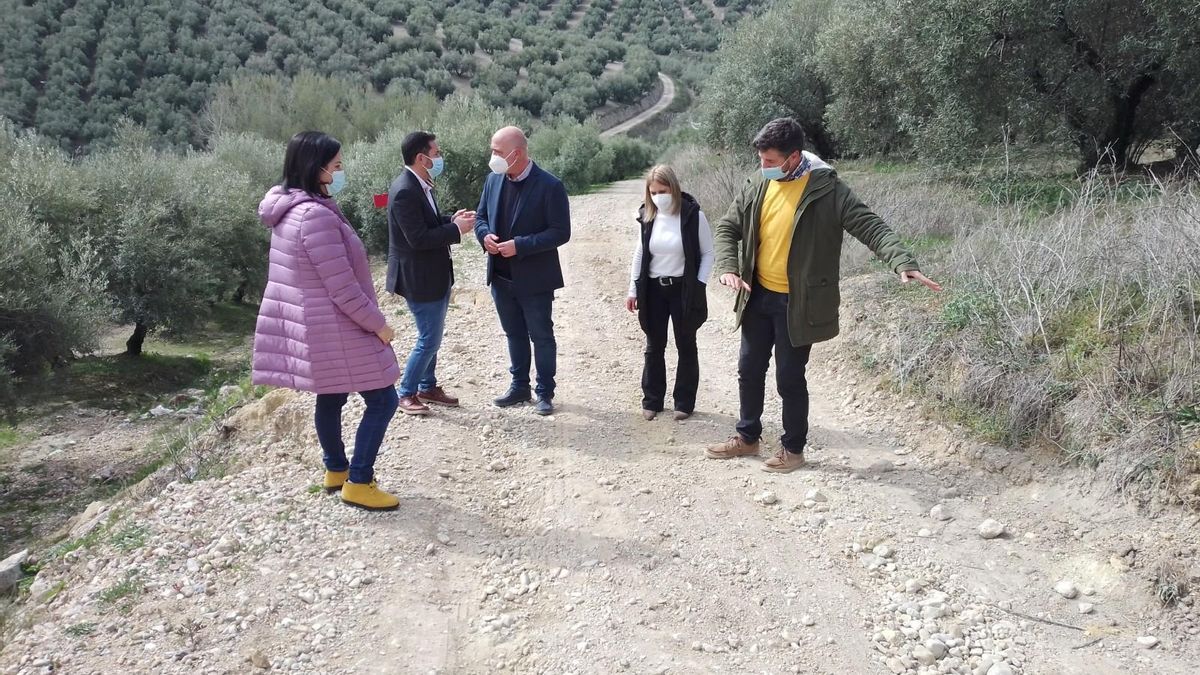 Las autoridades visitan el camino de Pantanilla Alta.
