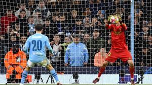 Lunin paró un penalti lanzado de forma ridícula por Bernardo Silva