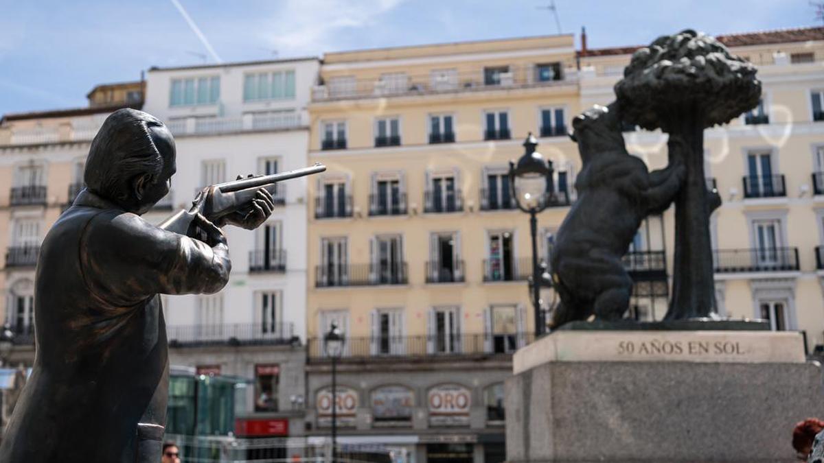 Estatua polémica: Juan Carlos I apunta al oso de la Puerta del Sol