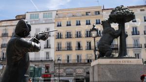Una estatua de Juan Carlos I apunta con un rifle al oso de la Puerta del Sol