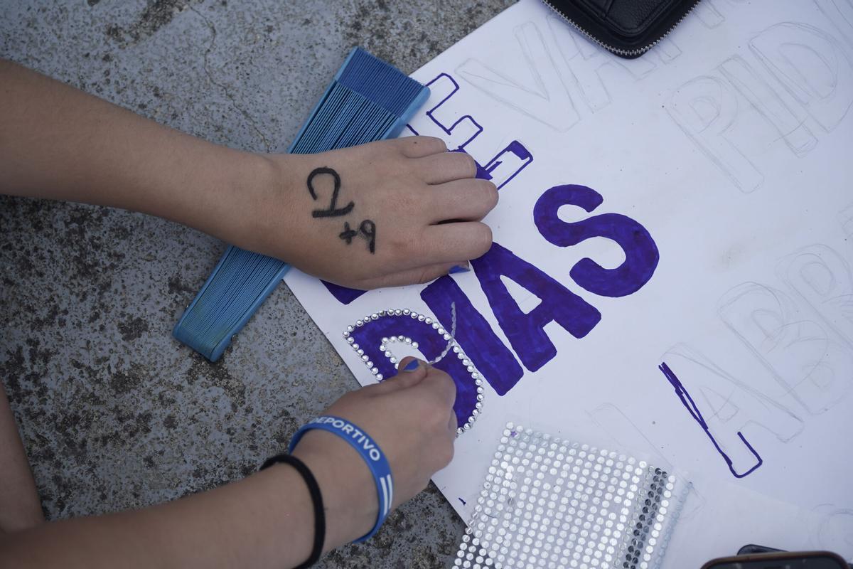 Seguidoras de Aitana acampan a las puertas del Coliseum mientras los operarios llevan a cabo el montaje del escenario para el concierto de este miércoles.