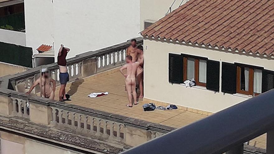 Los turistas se desnudaron por completo en la terraza.