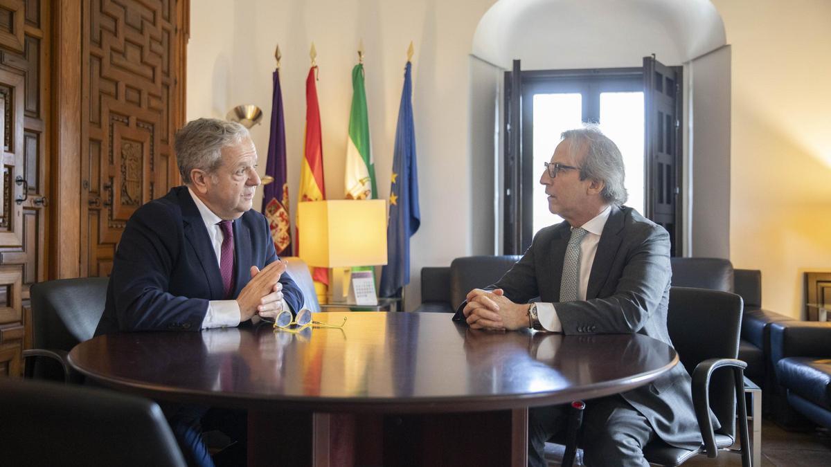 Salvador Fuentes y Eduardo Ávila durante el encuentro mantenido en el Palacio de la Merced.