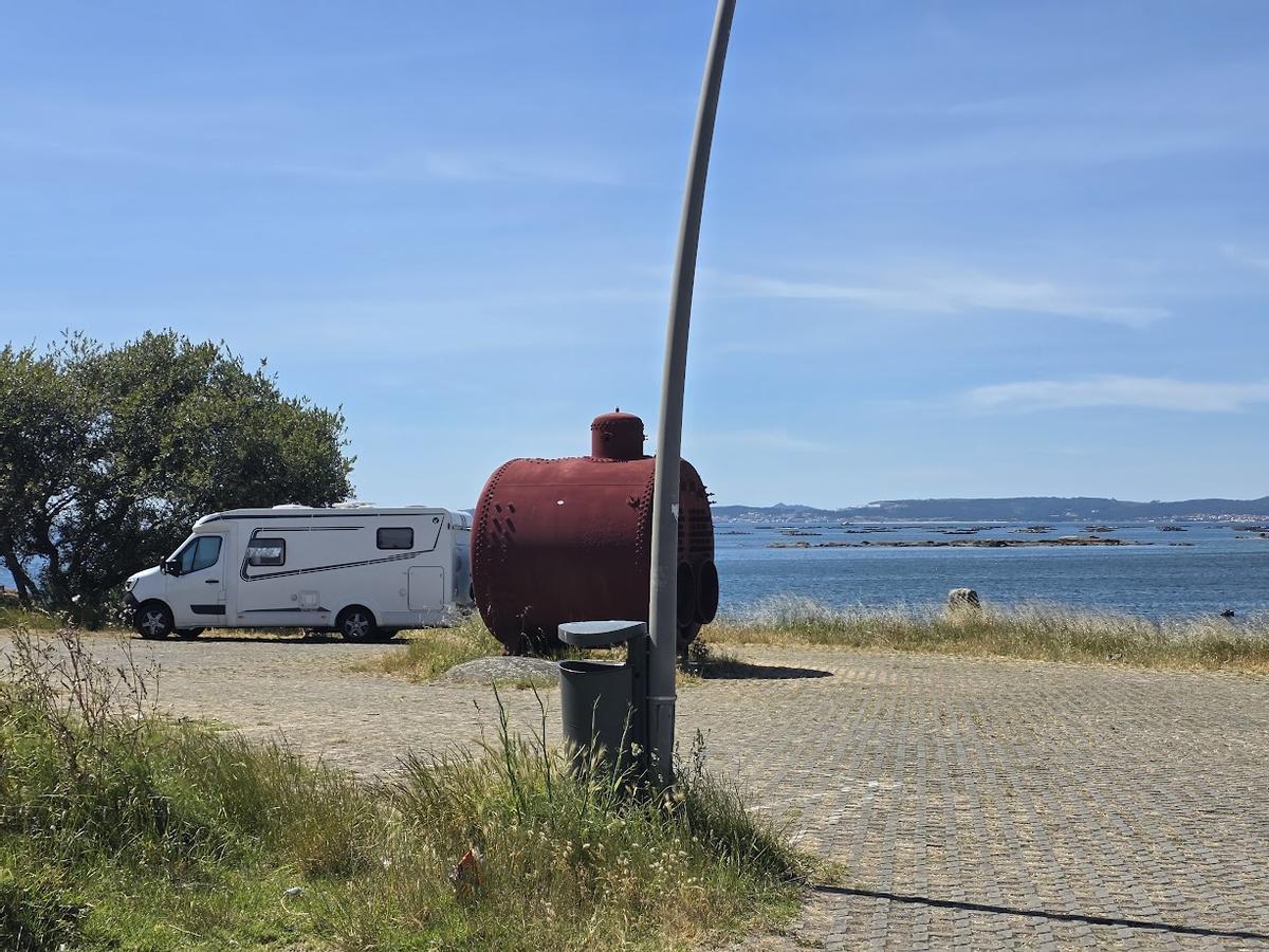 Una autocaravana en Punta Moreiras.