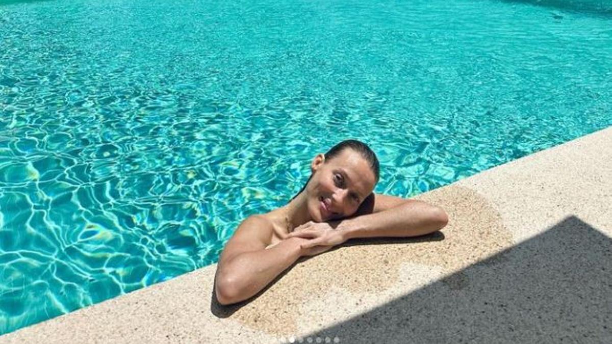 La modelo Vanesa Lorenzo en la piscina del hotel Es Racó d'Artà