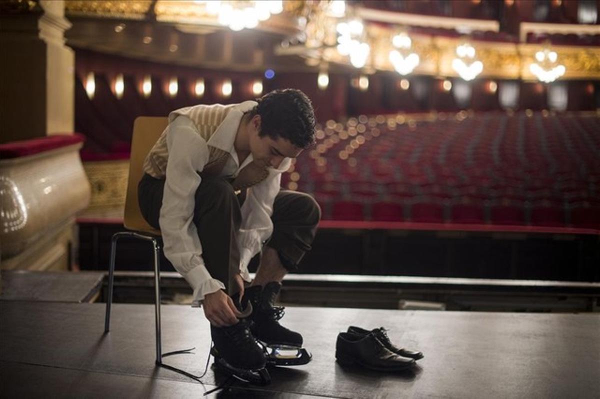 Javier Fernández es calça els patins amb què competeix aquest any, a l’escenari del Liceu.