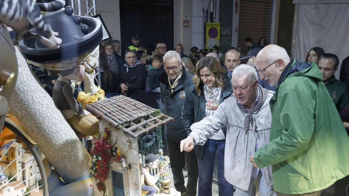 La alcadesa, María José Catalá, y Juan Roig acuden a Espartero a celebrar el Primer Premio Infantil con los falleros