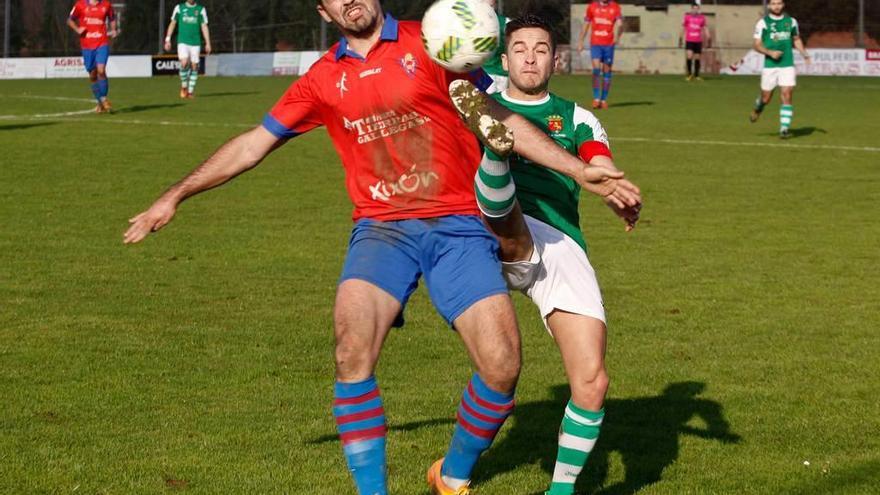 Una acción del partido entre el Ceares y el Llanes.