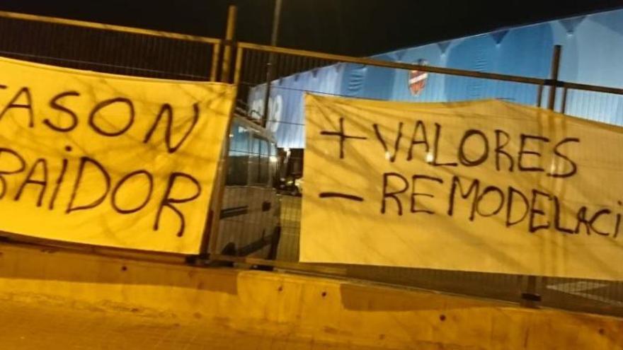 Pancartas en el estadio del Levante UD: &quot;Jason traidor&quot;