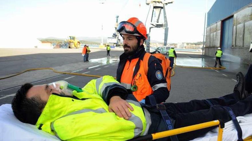 La evacuación del herido en el siniestro. // Iñaki Abella