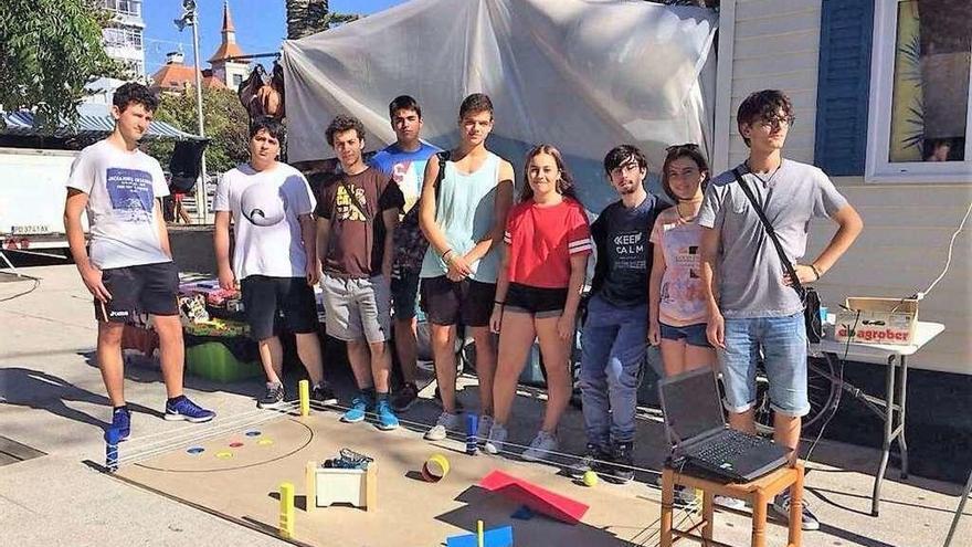 El grupo de alumnos que construyó el robot con el circuito en la Alameda de A Guarda. // D.B.M.