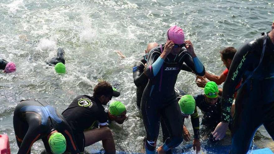 Varios nadadores, en el momento de la llegada en la prueba del año pasado en Moaña. // G. Núñez