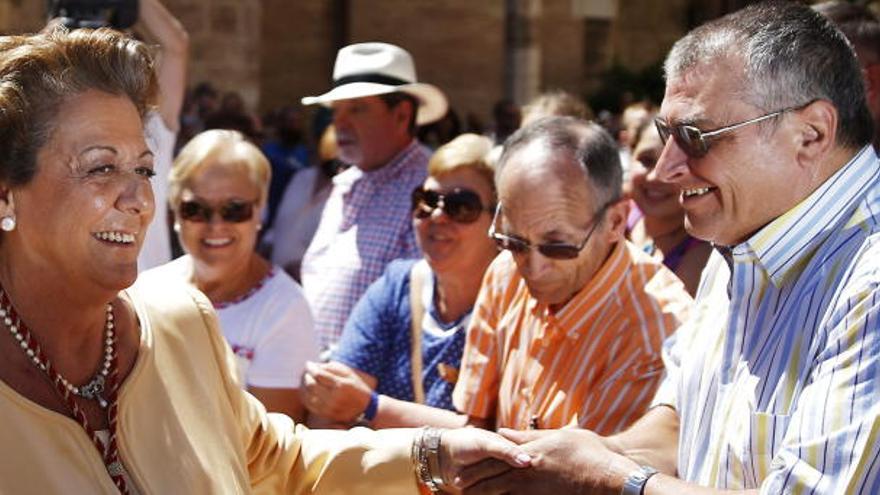 La alcaldesa de Valencia en funciones, Rita Barberá, asiste a la fiesta del Corpus Christi.