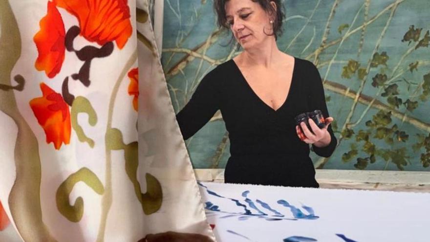 Ana Zaragozà trabajando pintura sobre seda. | A. Z.