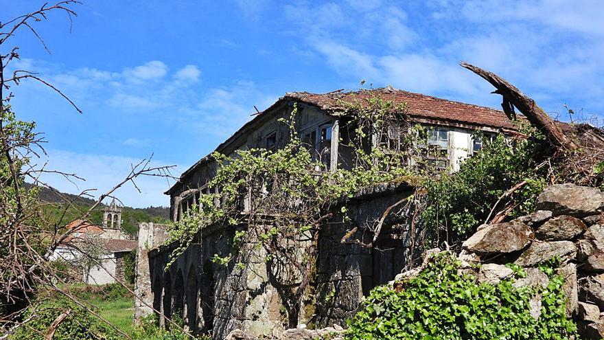 Estado actual de la casa rectoral de Santa Comba de Bande, que será rehabilitada. |   // FERNANDO CASANOVA