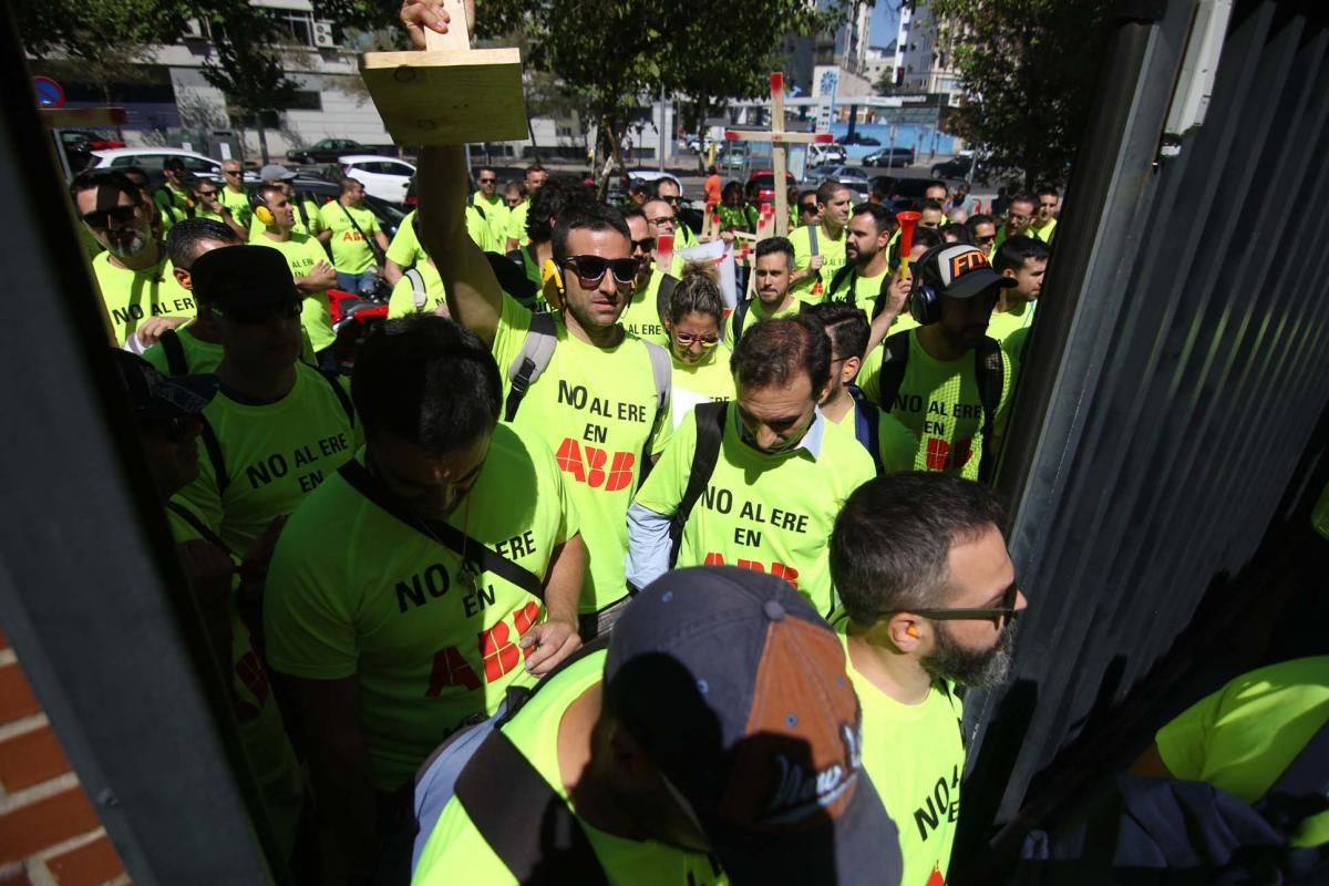 200 trabajadores de ABB Córdoba se manifiestan en la sede de Madrid