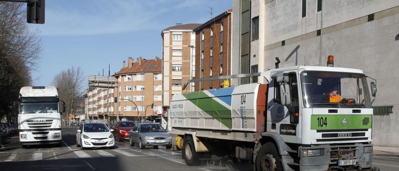 Un camión de baldeo, en la avenida Príncipe de Asturias. | Marcos León