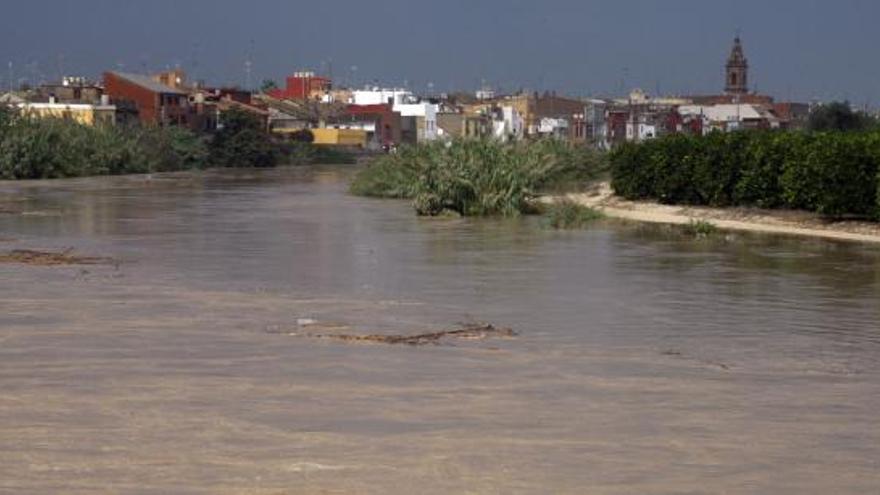 Inundación del Xúquer en el tramo bajo del río, con el casco urbano de Riola al fondo.
