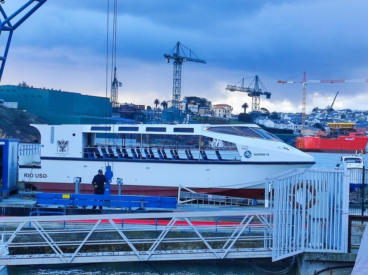 El barco varado en Ribadeo.