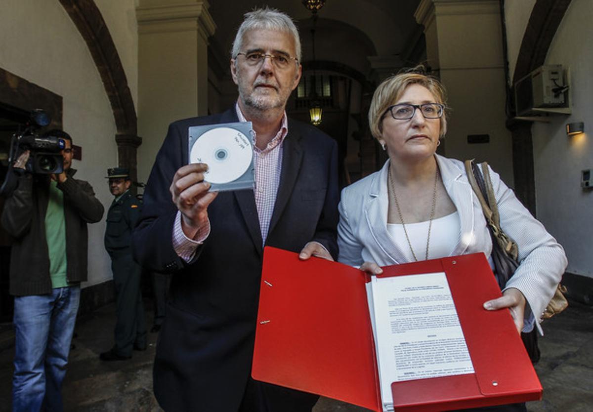Ana Barceló i Francesc Signes, a l’arribar al Tribunal Superior de Justícia de València, el 6 de maig passat. Ana Barceló i Francesc Signes, a l’arribar al Tribunal Superior de Justícia de València, el 6 de maig passat.