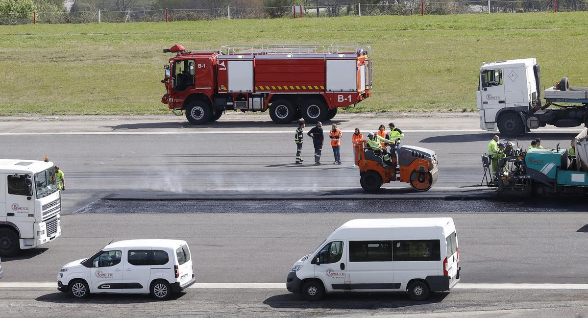 Trabajos urgentes de reparación en la pista de Peinador el pasado mes de marzo, cuando se produjo un socavón